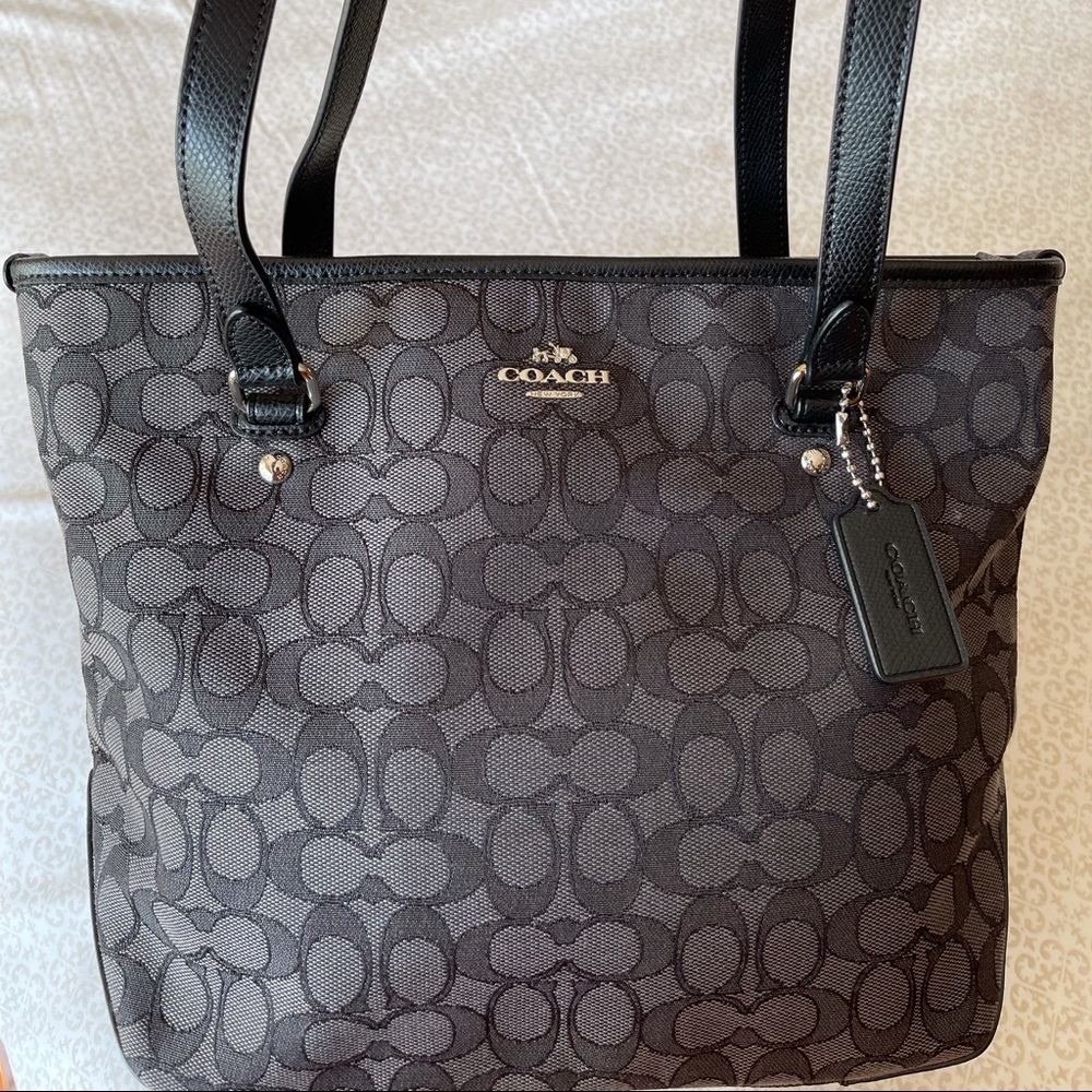 Brand New Coach Bag, perfect size!